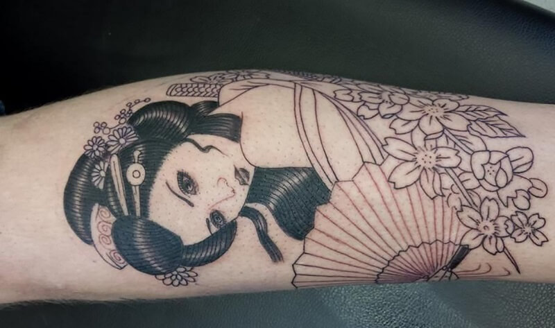 Hình xăm Geisha cầm quạt đơn giản