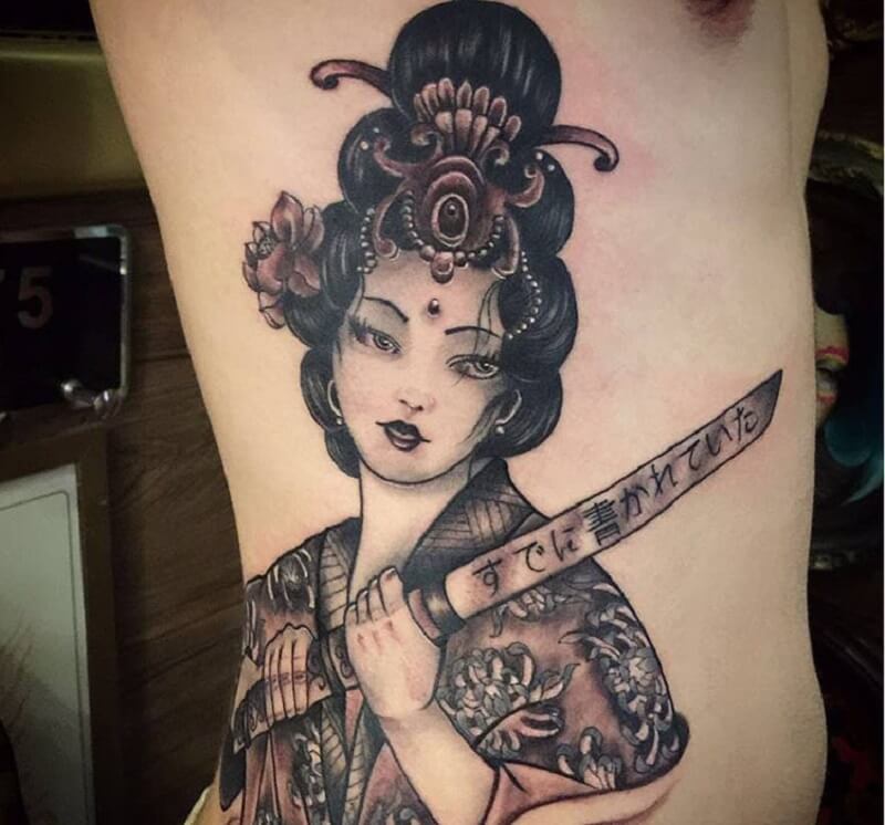 Mẫu tattoo Geisha cầm kiếm bên sườn