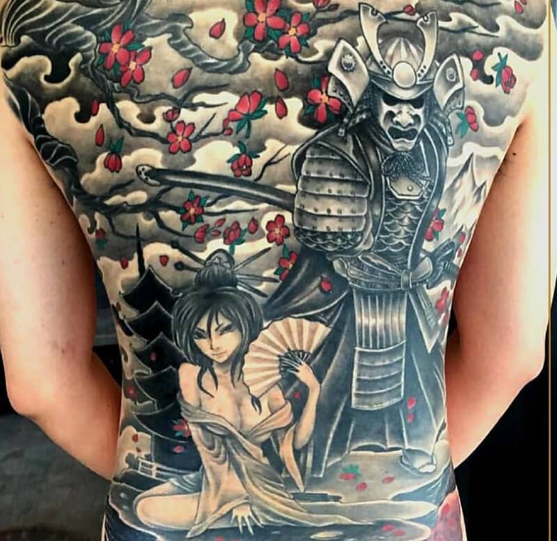 Hình xăm Geisha cầm ô và samurai kín lưng