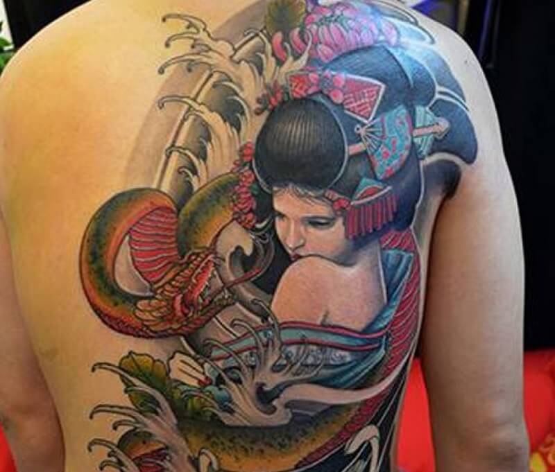 Hình xăm Geisha và rắn nửa lưng