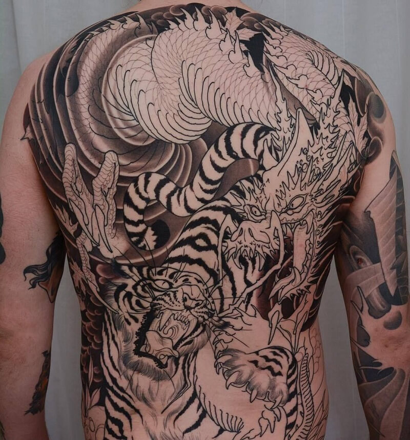 Hình xăm Yakuza trên lưng có rồng và hổ
